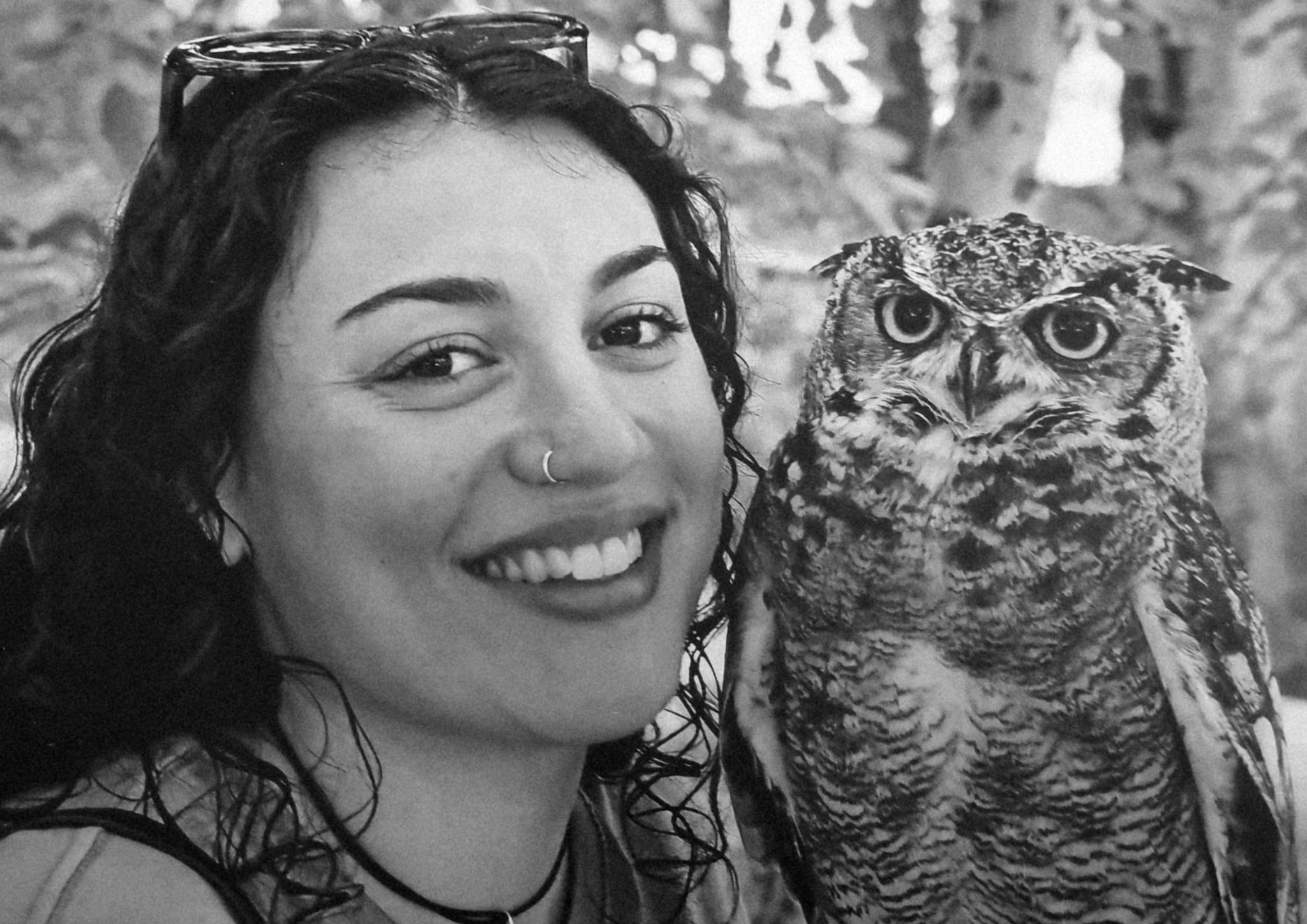 Naiara con un búho